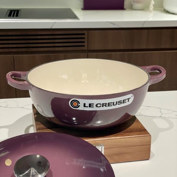 Nồi gang Le Creuset La MarmitFig 22cm&nbsp;từ bộ sưu tập Marmite có các thành bên được làm tròn, giúp dễ dàng khuấy và nấu trong một nồi.