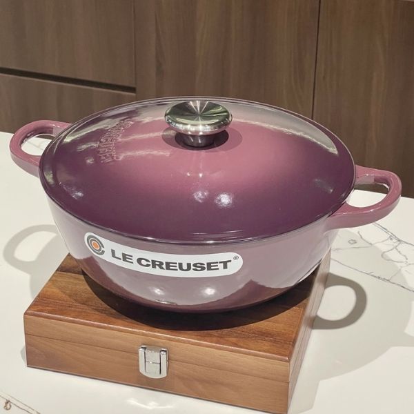 Nồi gang sâu lòng Le Creuset La Marmite Fig 22cm 2.6L - Màu Tím&nbsp;với tay cầm lớn hơn giúp bạn dễ dàng di chuyển từ bếp nấu sang lò nướng đến bàn ăn
