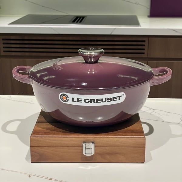 Nồi gang sâu lòng Le Creuset La Marmite Fig 22cm 2.6L - Màu Tím Lớp men bên ngoài nhiều màu sắc có khả năng chống sứt mẻ và nứt