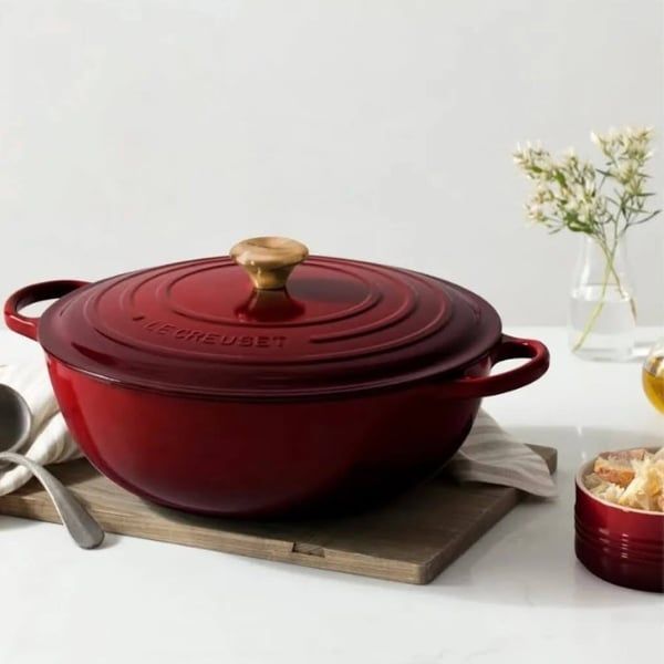 Nồi gang sâu lòng Le Creuset Marmite Rhone 24cm Sự phân bố nhiệt đều của gang tráng men tránh các điểm nóng.