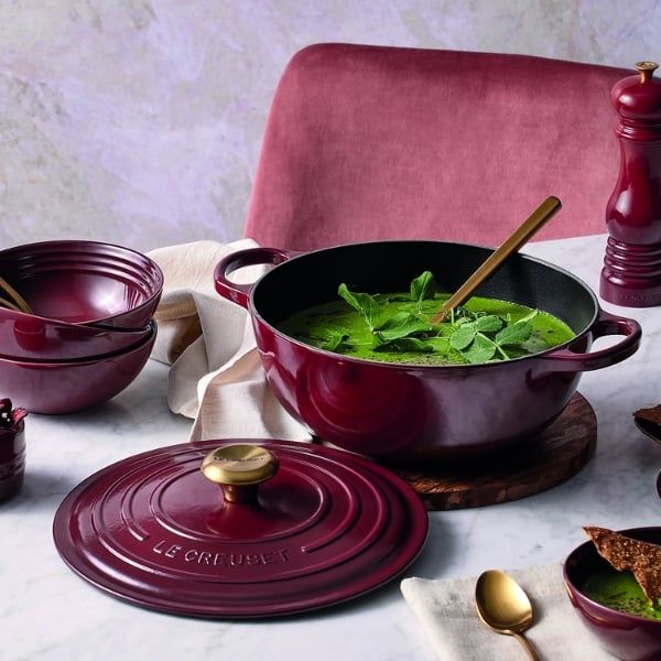 Nồi gang sâu lòng Le Creuset Marmite Rhone 24cm Màu mận đậm của chảo cùng với nắp vàng thanh lịch mang đến nét sang trọng cho căn bếp của bạn