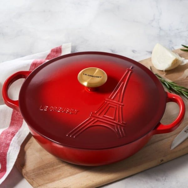 Nồi gang sâu lòng Le Creuset Tháp Eiffel 22cm 2.2L màu đỏ -&nbsp;Lấy cảm hứng từ di sản của chúng tôi