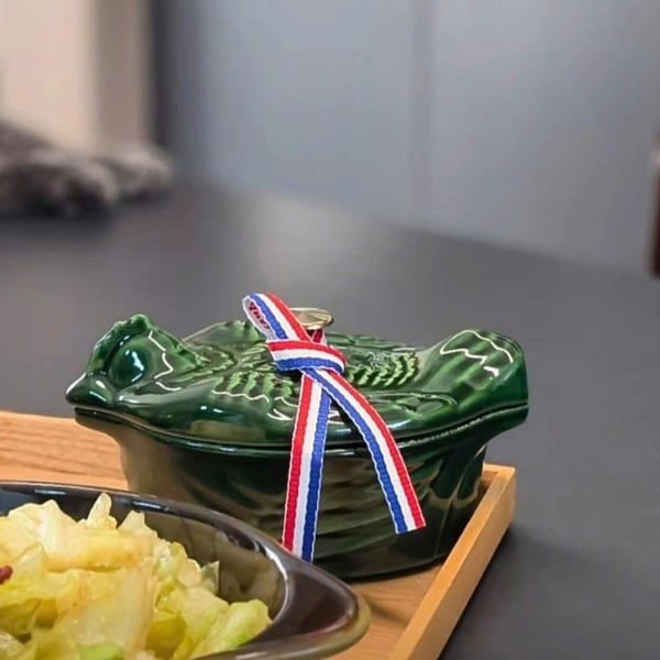 Nồi gang Staub 12cm hình gà - Màu xanh húng quế Màu xanh basil trầm ấm – decor bếp hay bàn ăn đều xinh