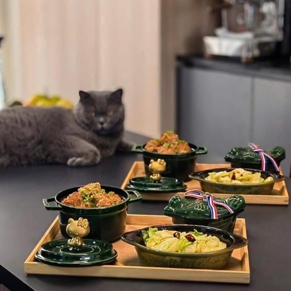 Nồi gang Staub 12cm hình gà - Màu xanh húng quế Màu xanh basil trầm ấm – decor bếp hay bàn ăn đều xinh