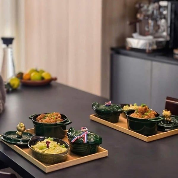 Nồi gang Staub 12cm hình gà - Màu xanh húng quế Màu xanh basil trầm ấm – decor bếp hay bàn ăn đều xinh