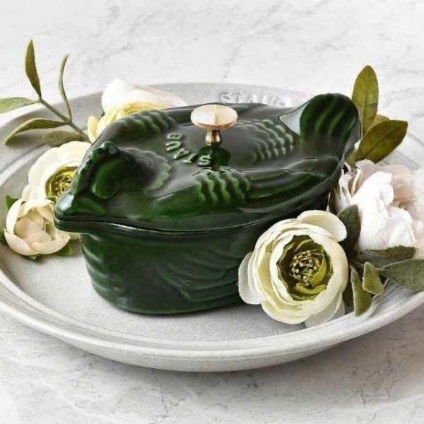 Nồi gang Staub 12cm hình gà - Màu xanh húng quế Màu xanh basil trầm ấm – decor bếp hay bàn ăn đều xinh