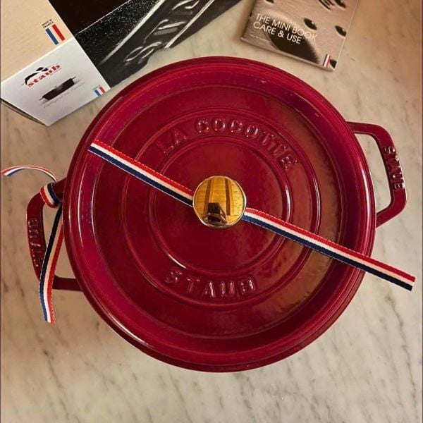 Nồi gang Staub&nbsp;cho Kết quả nấu ngon và mềm nhờ cấu trúc giọt lệ đặc biệt ở nắp