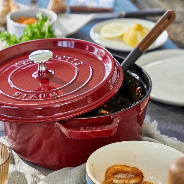 Nồi gang Staub 22cm (2.6L) màu đỏ lý tưởng cho các món chiên xào, tươi ngon, vàng ruộm