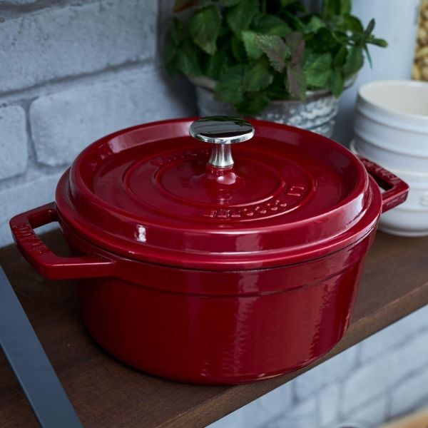 Nồi gang&nbsp;Staub 22cm&nbsp;có Màu đỏ đô duyên dáng kết hợp giữa nghề thủ công truyền thống với chức năng hiện đại để mang đến sự thưởng thức độc đáo.