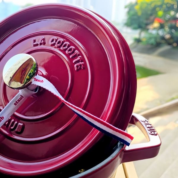 Nồi gang tròn Staub 22cm An toàn, chống nóng, giữ hương vị của thực phẩm