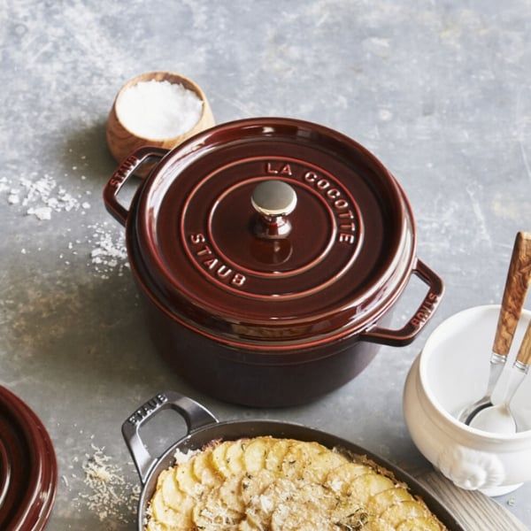 Nồi gang Staub 22cm (2.6L) màu mận chín Staub dẫn đầu công nghệ gang tráng men