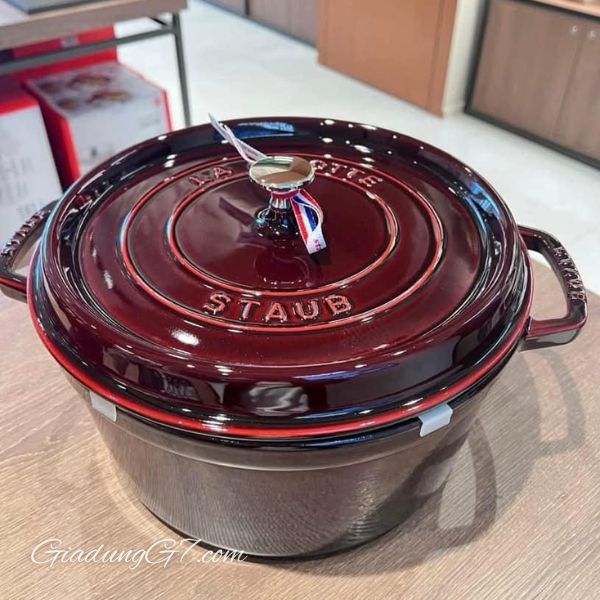 Nồi gang Staub&nbsp;tuyệt vời nhất cho các món ninh hầm, nhờ giữ nhiệt và giữ ẩm rất tốt.