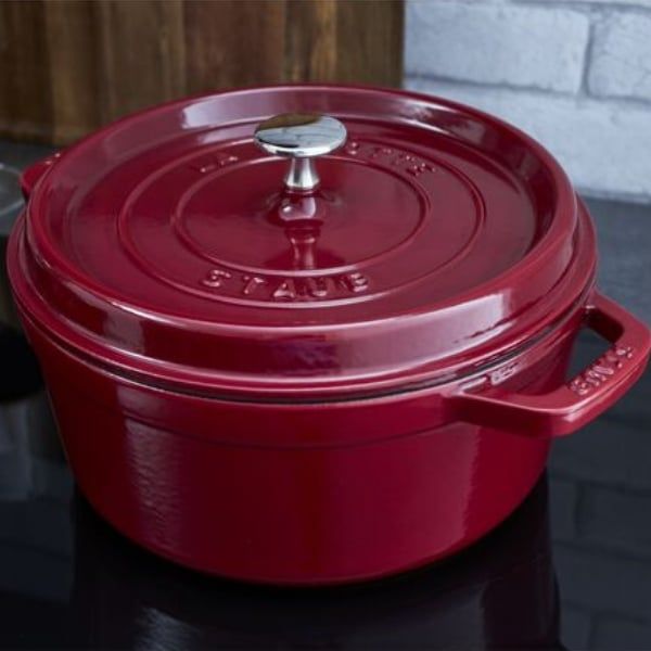 Nồi gang Staub&nbsp;tuyệt vời nhất cho các món ninh hầm, nhờ giữ nhiệt và giữ ẩm rất tốt.