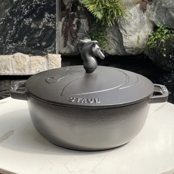 Hãy đón nhận tinh thần chuyển mình trong năm Ngọ với chiếc Nồi gang Staub 24cm&nbsp;có nắp hình ngựa mới của chúng tôi