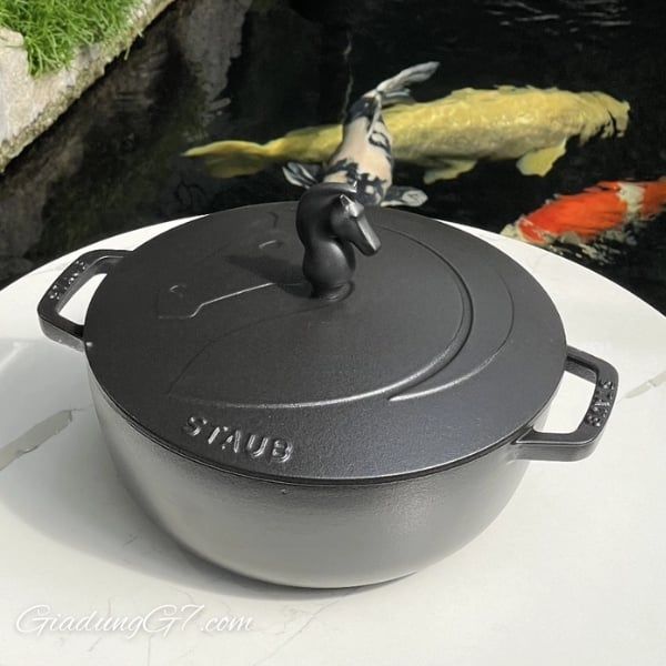 Nồi gang Staub 24cm nắp ngựa - Sự Kết Hợp Hoàn Hảo Giữa Thiết Kế Tinh Tế và Hiệu Suất Nấu Nướng Vượt Trội