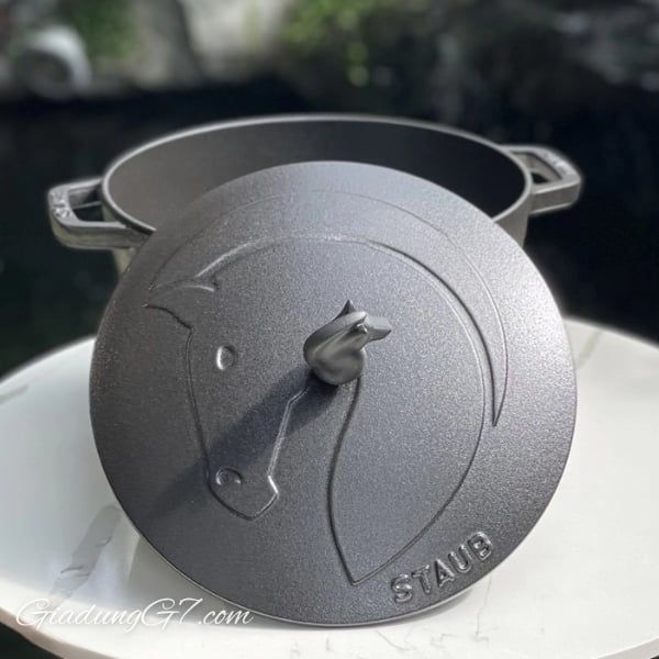 Nồi gang Staub 24cm nắp ngựa - Lựa Chọn Hoàn Hảo Cho Mọi Bữa Ăn
