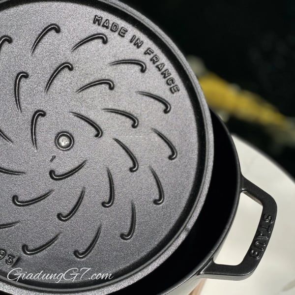 Nồi gang Staub 24cm nắp ngựa - Nắp Nồi Chistera Với Cấu Trúc Giọt Tiên Tiến