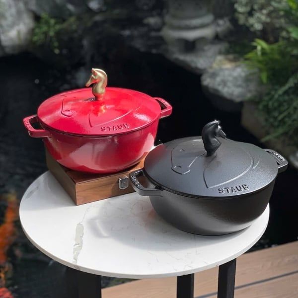 Nồi gang Staub 24cm có nắp hình ngựa Sản xuất tại Pháp