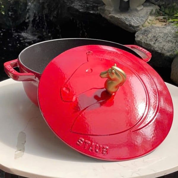Hãy đón nhận tinh thần chuyển mình trong năm Ngọ với chiếc Nồi gang Staub 24cm&nbsp;có nắp hình ngựa mới của chúng tôi