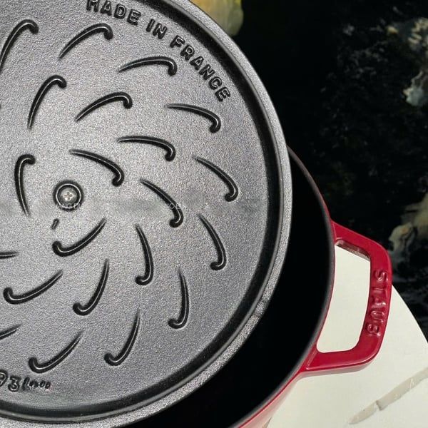 Nồi gang Staub 24cm Nắp Nồi Chistera Với Cấu Trúc Giọt Tiên Tiến