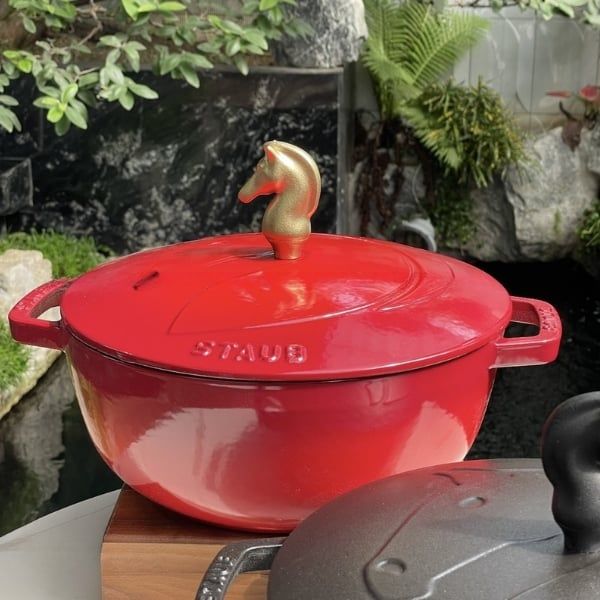 Nồi gang Staub 24cm có nắp hình ngựa Sự Kết Hợp Hoàn Hảo Giữa Thiết Kế Tinh Tế và Hiệu Suất Nấu Nướng Vượt Trội