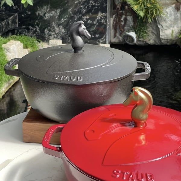 Nồi gang Staub 24cm Tay Nghề Thủ Công Tinh Xảo