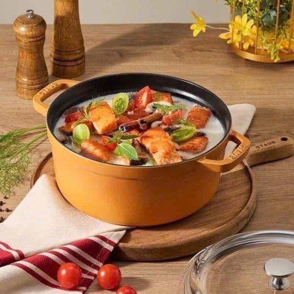 Nồi gang Staub 24cm 3.7L vung kính là lựa chọn hoàn hảo cho việc nấu chậm thịt và rau củ đến độ mềm hoàn hảo