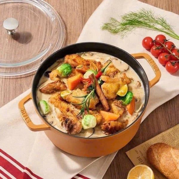 Nồi gang Staub vung kính 24cm 3.7L&nbsp;có nắp kính&nbsp;là lựa chọn hoàn hảo cho việc nấu chậm thịt và rau củ đến độ mềm hoàn hảo