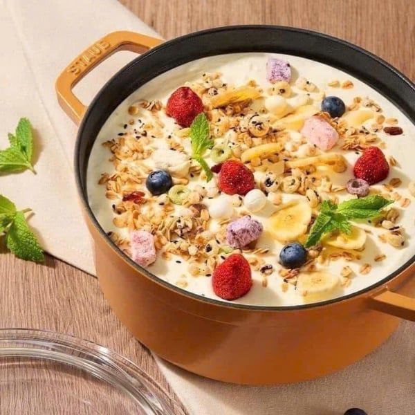 Nồi gang Staub 24cm 3.7L vung kính là lựa chọn hoàn hảo cho việc nấu chậm thịt và rau củ đến độ mềm hoàn hảo