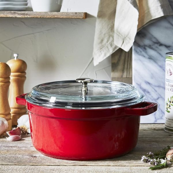 Nồi gang Staub vung kính 24cm 3.7L&nbsp;sở hữu khả năng giữ nhiệt và phân phối nhiệt vượt trội