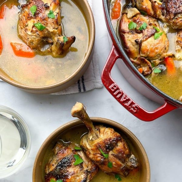 Nồi gang Staub vung kính 24cm 3.7L&nbsp;sở hữu khả năng giữ nhiệt và phân phối nhiệt vượt trội