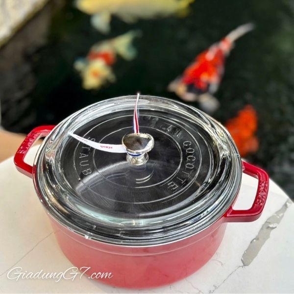 Nồi gang Staub vung kính 24cm 3.7L&nbsp;có nắp kính&nbsp;là lựa chọn hoàn hảo cho việc nấu chậm thịt và rau củ đến độ mềm hoàn hảo