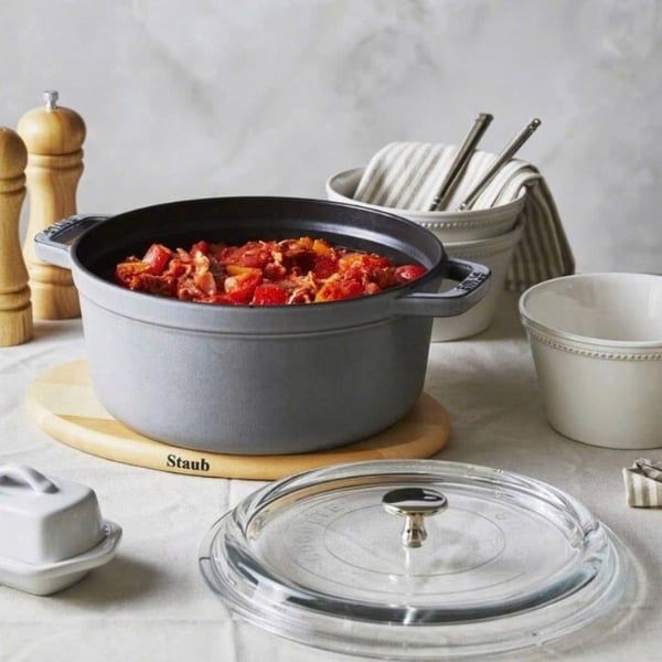 Nồi gang Staub vung kính 24cm 3.7L&nbsp;Có sẵn màu mờ hoặc lớp phủ men Majolique, một kỹ thuật ba bước đặc biệt giúp màu sắc thêm rực rỡ và sâu lắng.