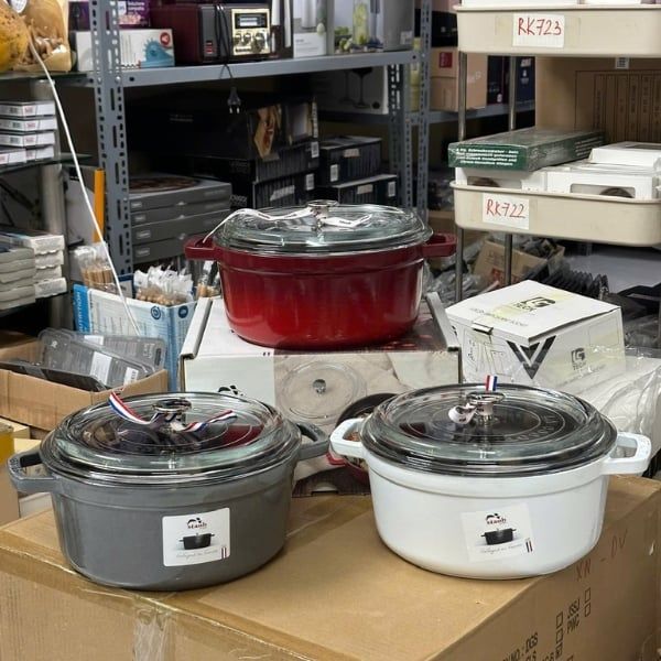 Nồi gang Staub vung kính 24cm 3.7L&nbsp;Có sẵn màu mờ hoặc lớp phủ men Majolique, một kỹ thuật ba bước đặc biệt giúp màu sắc thêm rực rỡ và sâu lắng.