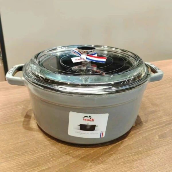 Nồi gang Staub vung kính 24cm 3.7L&nbsp;có nắp kính&nbsp;là lựa chọn hoàn hảo cho việc nấu chậm thịt và rau củ đến độ mềm hoàn hảo