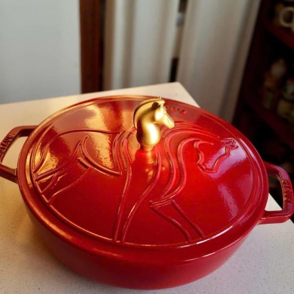 Hãy đón nhận tinh thần chuyển mình trong năm Ngọ với chiếc Nồi gang Staub 26cm&nbsp;có nắp hình ngựa mới của chúng tôi