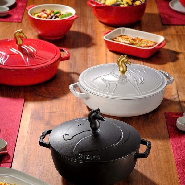 Nồi gang Staub 26cm có nắp hình ngựa Sản xuất tại Pháp