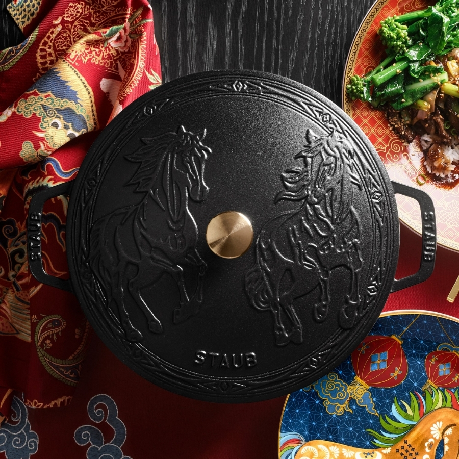 Nồi gang Staub 26cm 5L họa tiết song mã Dung tích 4,8L / 5,0QT phù hợp cho các món súp, món hầm và món om; lý tưởng để phục vụ khẩu phần ăn cho 5-6 người.
