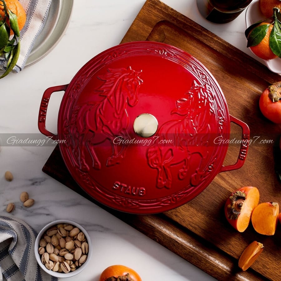 Nồi gang Staub 26cm 5L họa tiết song mã Dung tích 4,8L / 5,0QT phù hợp cho các món súp, món hầm và món om; lý tưởng để phục vụ khẩu phần ăn cho 5-6 người.