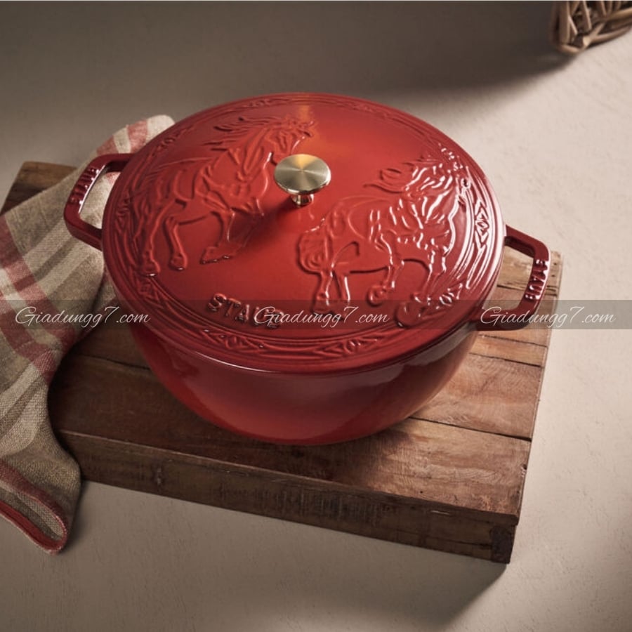 Nồi gang Staub 26cm 5L họa tiết song mã Dung tích 4,8L / 5,0QT phù hợp cho các món súp, món hầm và món om; lý tưởng để phục vụ khẩu phần ăn cho 5-6 người.