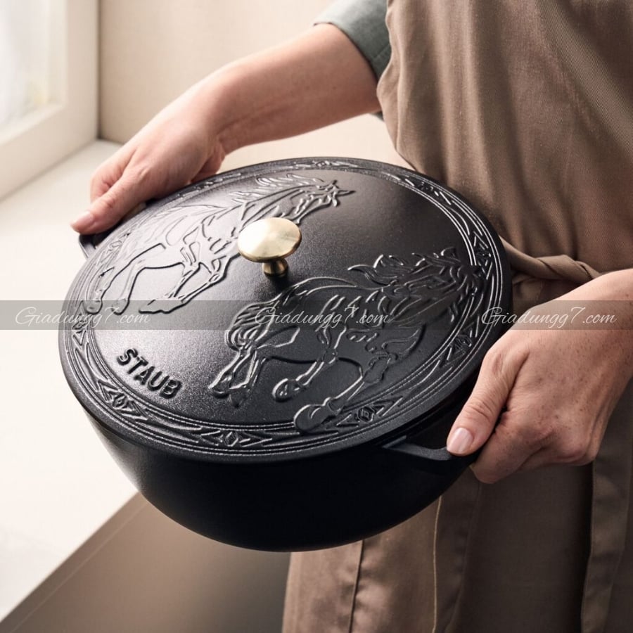 Nồi gang Staub 26cm 5L họa tiết song mã Dung tích 4,8L / 5,0QT phù hợp cho các món súp, món hầm và món om; lý tưởng để phục vụ khẩu phần ăn cho 5-6 người.