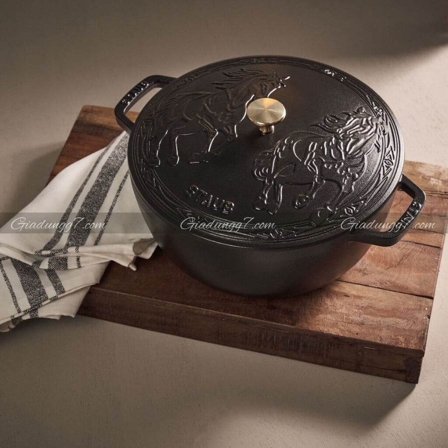 Nồi gang Staub 26cm 5L họa tiết song mã Dung tích 4,8L / 5,0QT phù hợp cho các món súp, món hầm và món om; lý tưởng để phục vụ khẩu phần ăn cho 5-6 người.