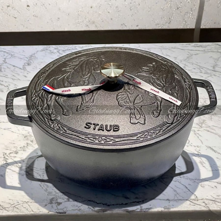 Nồi gang Staub 26cm 5L họa tiết song mã hoàn hảo để nấu và phục vụ các món súp, món xào và món kho trong dịp Tết Nguyên Đán