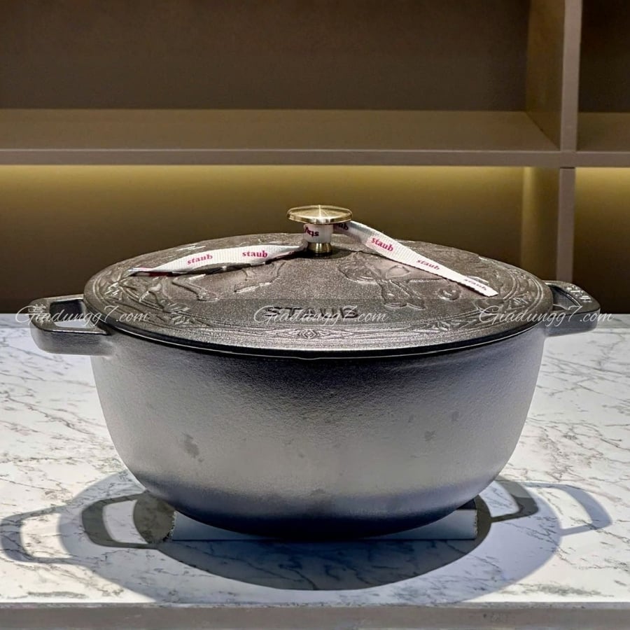 Nồi gang Staub 26cm 5L họa tiết song mã Dung tích 4,8L / 5,0QT phù hợp cho các món súp, món hầm và món om; lý tưởng để phục vụ khẩu phần ăn cho 5-6 người.