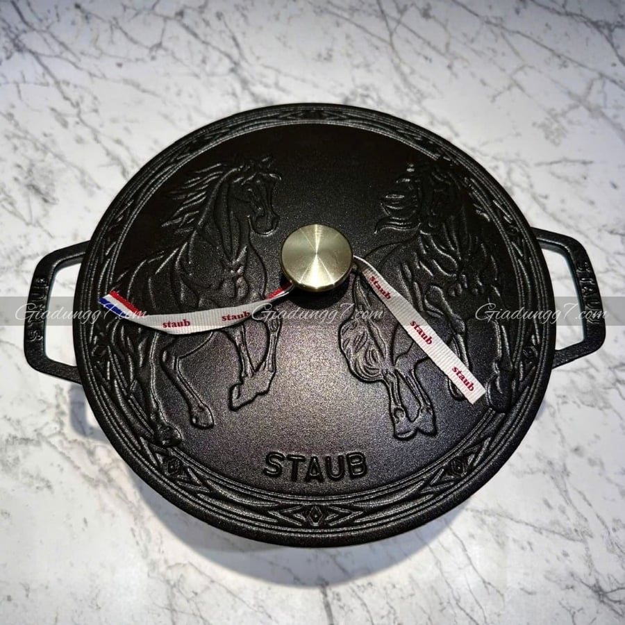 Nồi gang Staub 26cm 5L họa tiết song mã Dung tích 4,8L / 5,0QT phù hợp cho các món súp, món hầm và món om; lý tưởng để phục vụ khẩu phần ăn cho 5-6 người.