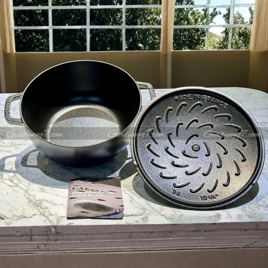 Nồi gang Staub 26cm 5L họa tiết song mã Dung tích 4,8L / 5,0QT phù hợp cho các món súp, món hầm và món om; lý tưởng để phục vụ khẩu phần ăn cho 5-6 người.