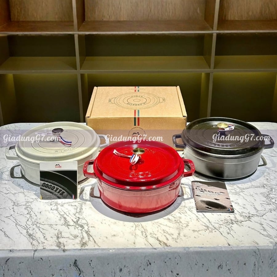 Nồi gang thấp Staub 26cm&nbsp;với thiết kế sắc sảo trông tuyệt vời trên bàn nhà hàng