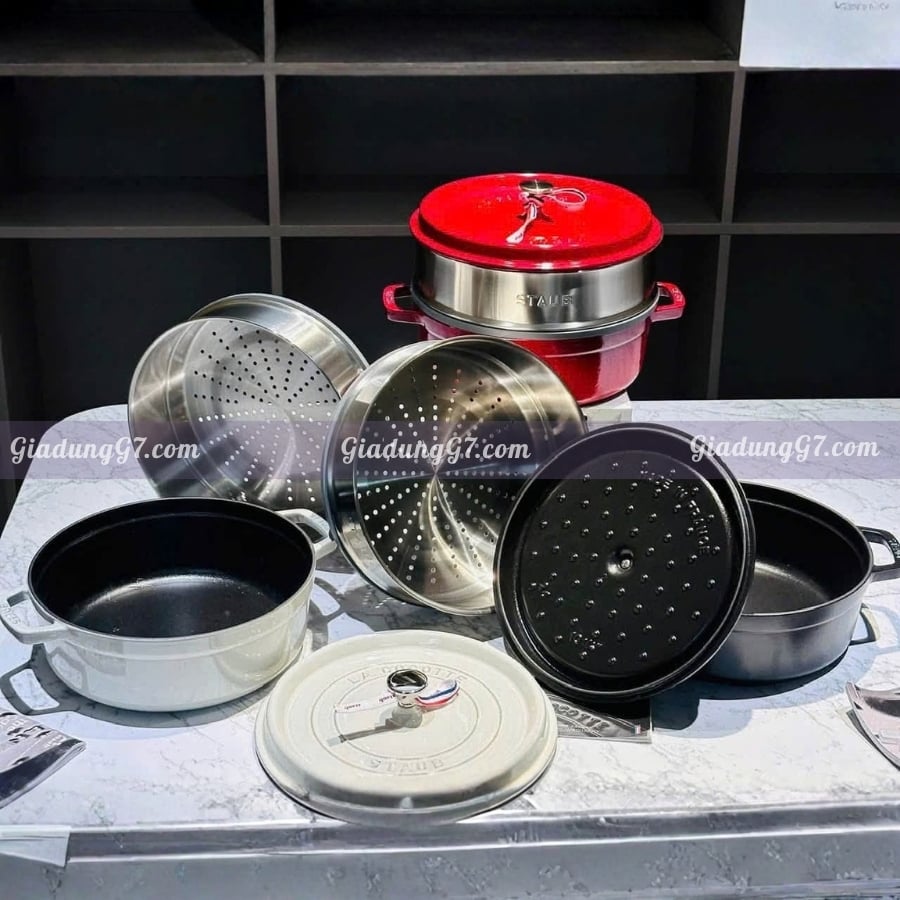 Nồi gang thấp Staub 26cm Được làm bằng gang với đáy dày 4.2mm cho khả năng dẫn nhiệt và giữ nhiệt tuyệt vời