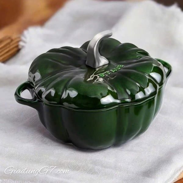 Chào đón mùa thu với những chiếc Nồi gang Staub bí ngô 24cm 3.45L màu xanh húng quế&nbsp;này.