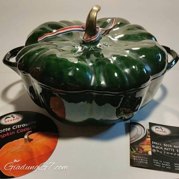 Nồi gang Staub bí ngô 24cm 3.45L - Màu xanh húng quế 1030324 - Made in France